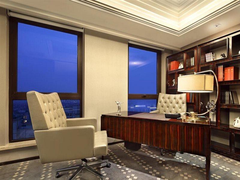 Hotel The Qube Xinqiao 5*